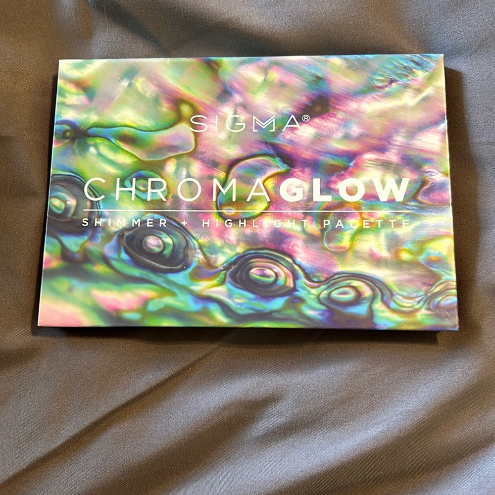 Sigma Chroma Glow Shimmer + Highlight Palette